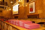 Diplomske listine zložene na mizi v zbornični dvorani Univerze v Ljubljani