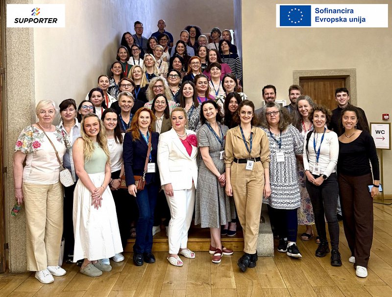 Udeleženci zaključne konference na skupinski fotografiji