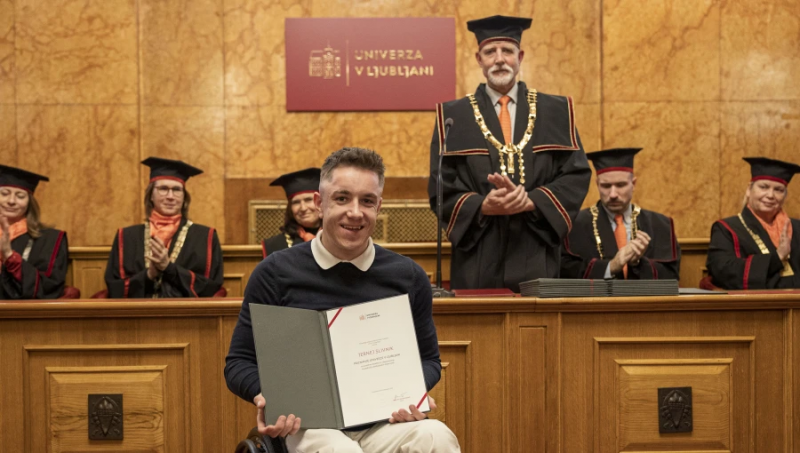 Jernej Slivnik prejema priznanje UL za dosežke na področju obštudijskih dejavnosti
