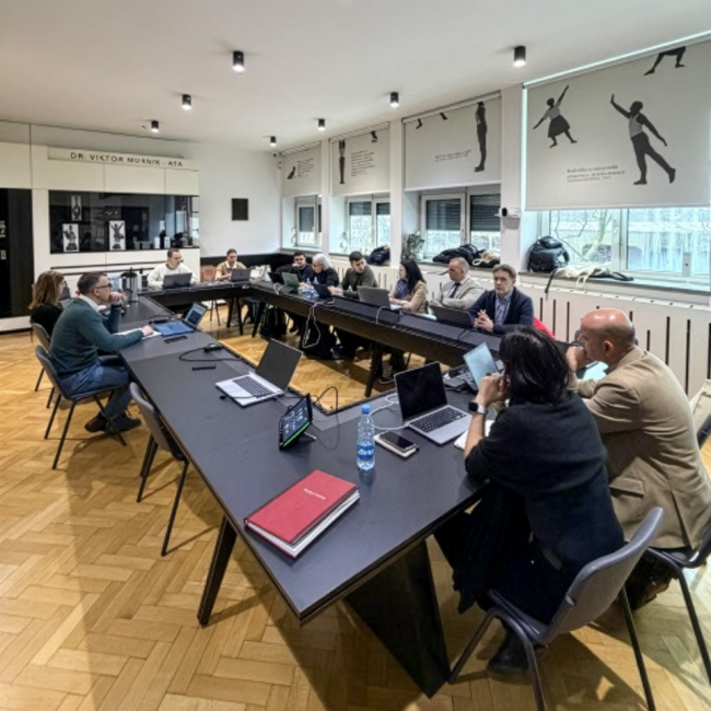 Udeleženci sestanka v sejni sobi Fakultete za šport Udeleženci sestanka v sejni sobi Fakultete za šport