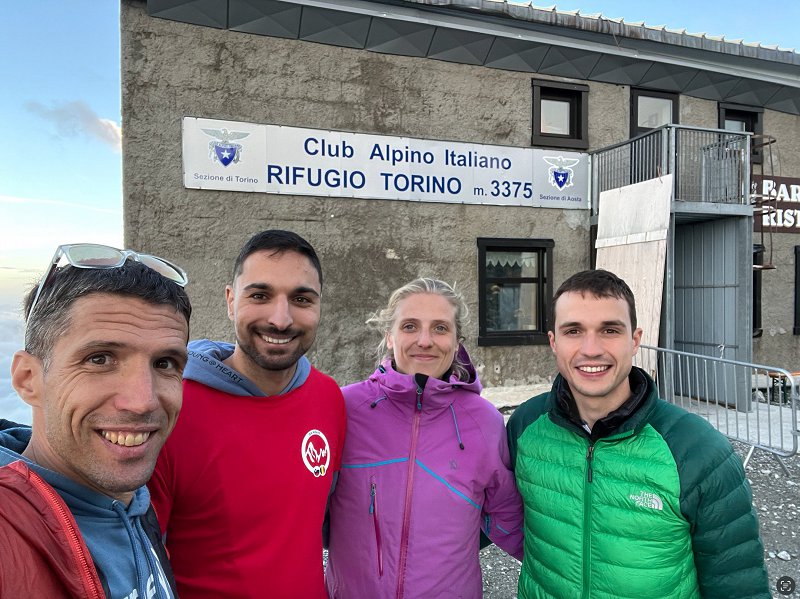 Sodelavci projekta pred kočo Torino Sodelavci projekta pred kočo Torino